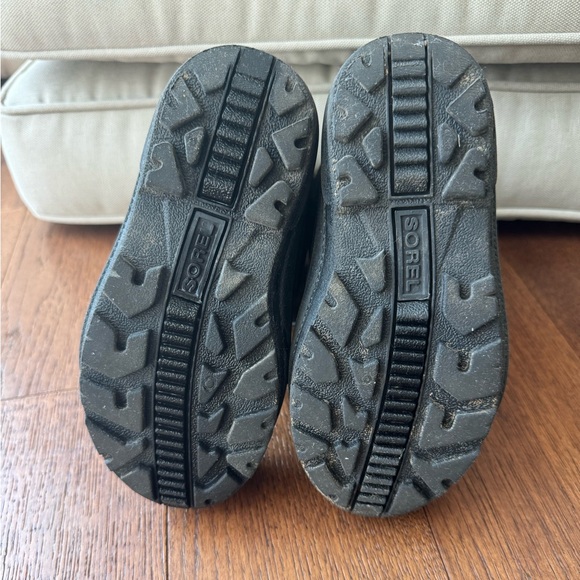Gently used kids Sorel boots in size 12. Still in good condition! - Picture 5 of 7